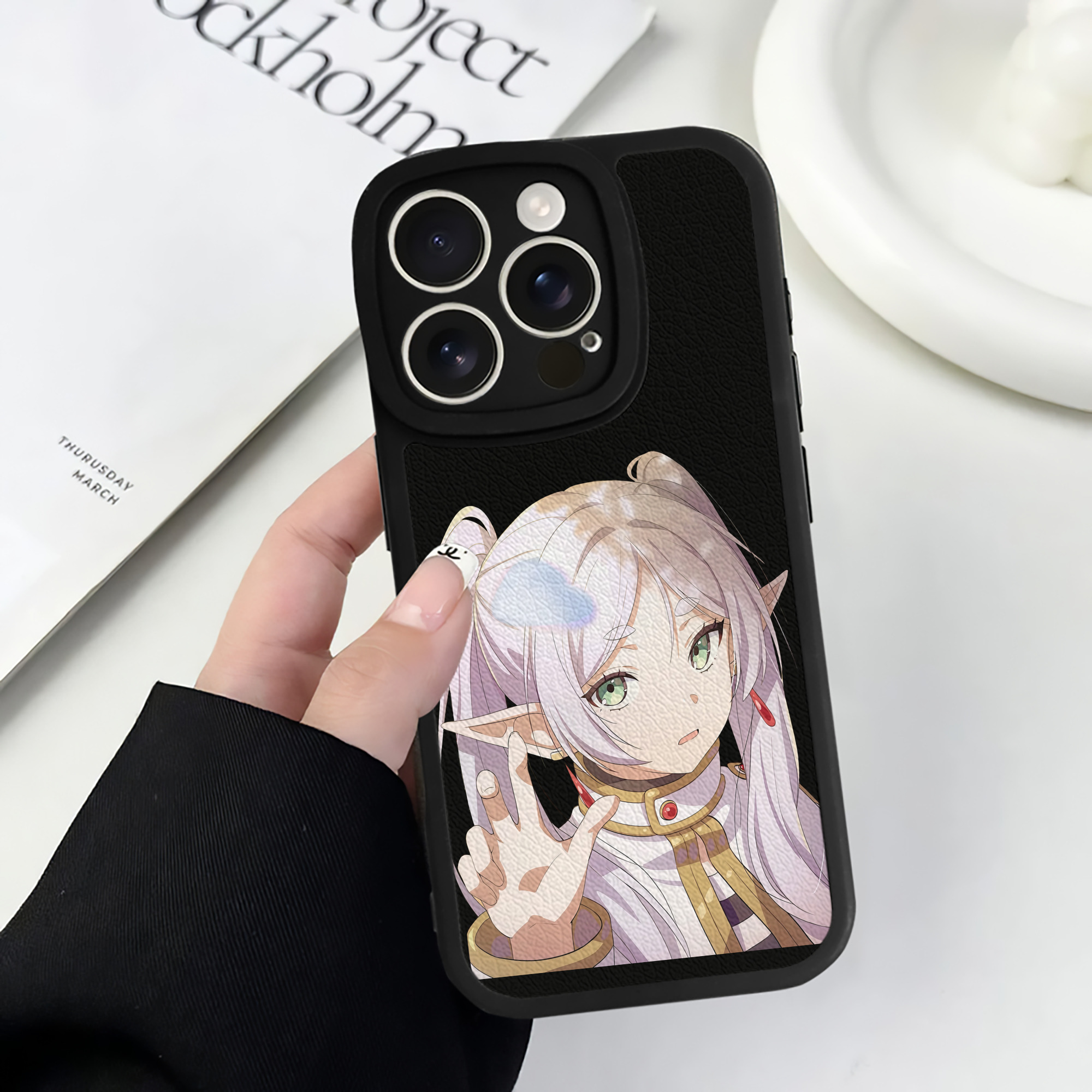 （画像用） 葬送のフリーレン Frieren 【iPhone 16シリーズ対応】シリコンスマホケース（レザー調） 材質：シリコン